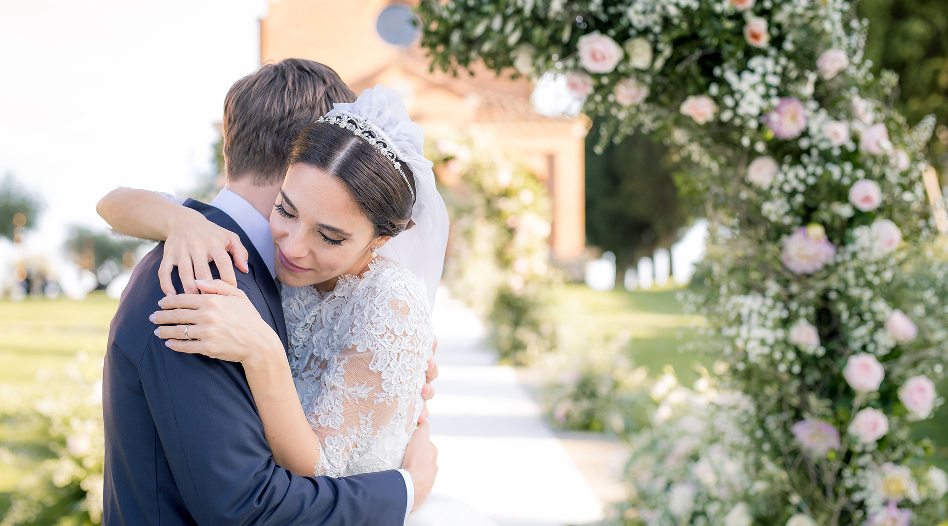 romantic wedding in tuscany, amidst hills and luxurious settings