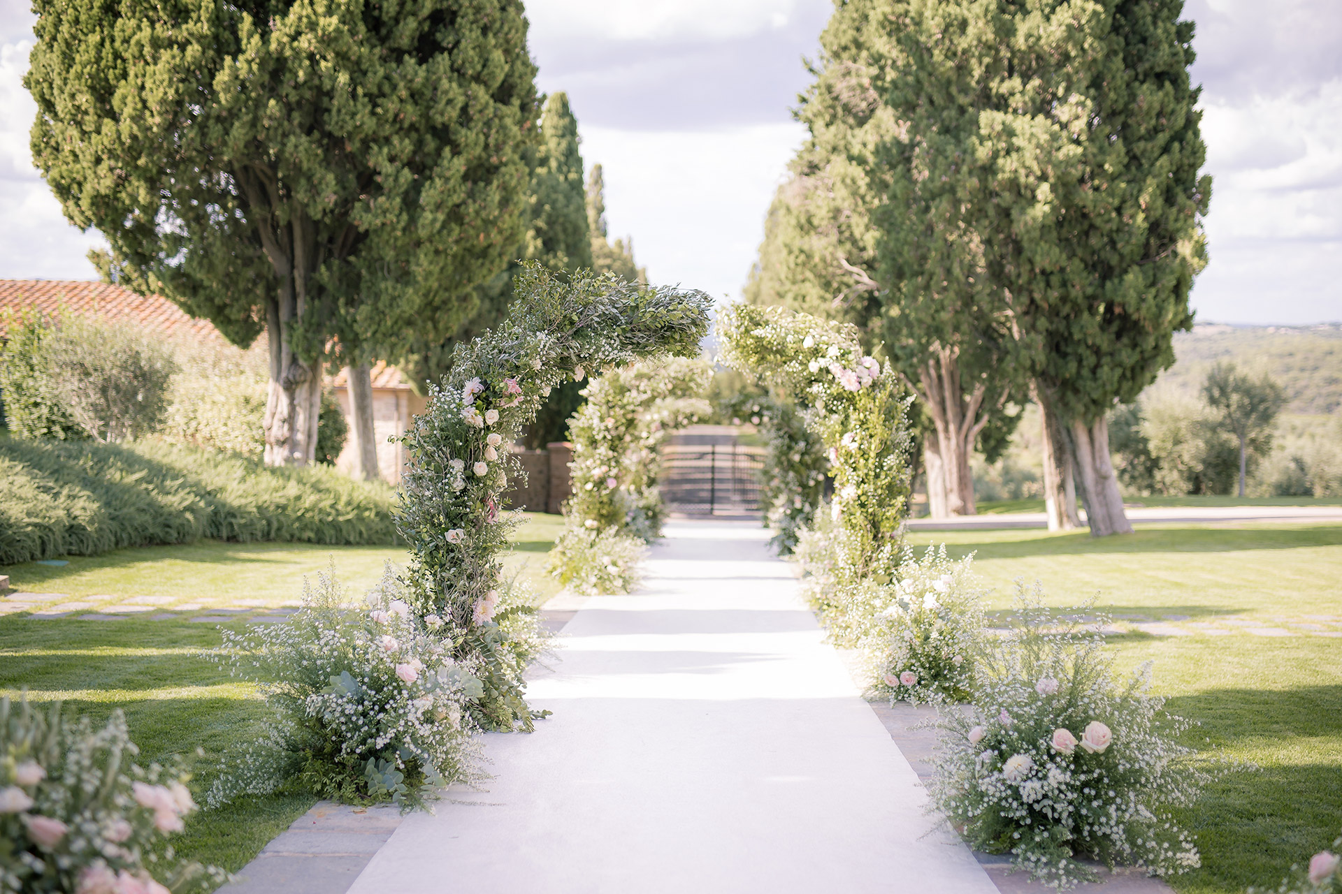 Romantico matrimonio in Toscana, tra colline e allestimenti lussuosi