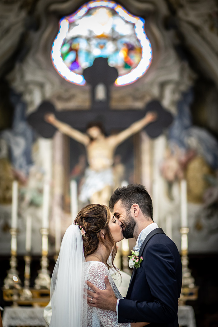 bacio chiesa fotografo matrimonio milano villa fassati barba_photo27 by Photo27